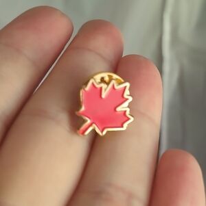 🍡3$30🍡Made in Canada 🇨🇦 Canadian Pin Gold and Red Maple Leaf Pin